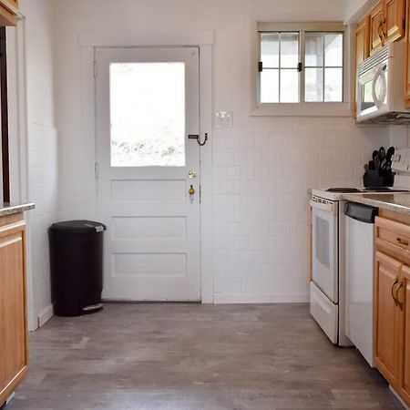 Beautiful 3 Bedroom Home Cozy Front And Back Porch Munhall Exterior foto