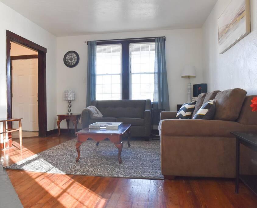 Beautiful 3 Bedroom Home Cozy Front And Back Porch Munhall Exterior foto