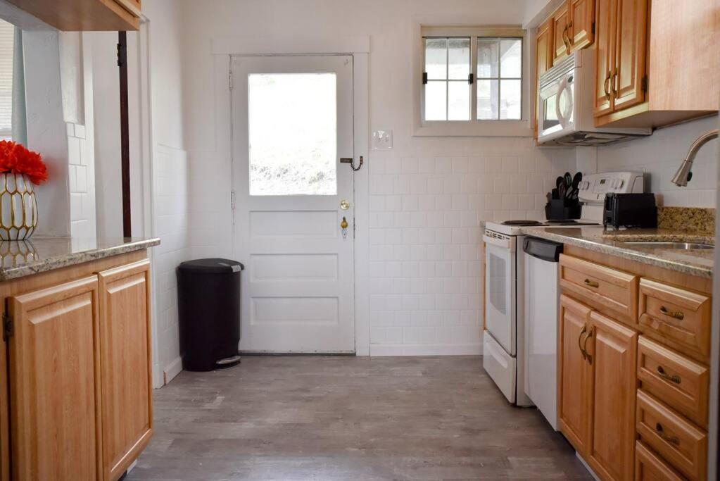 Beautiful 3 Bedroom Home Cozy Front And Back Porch Munhall Exterior foto