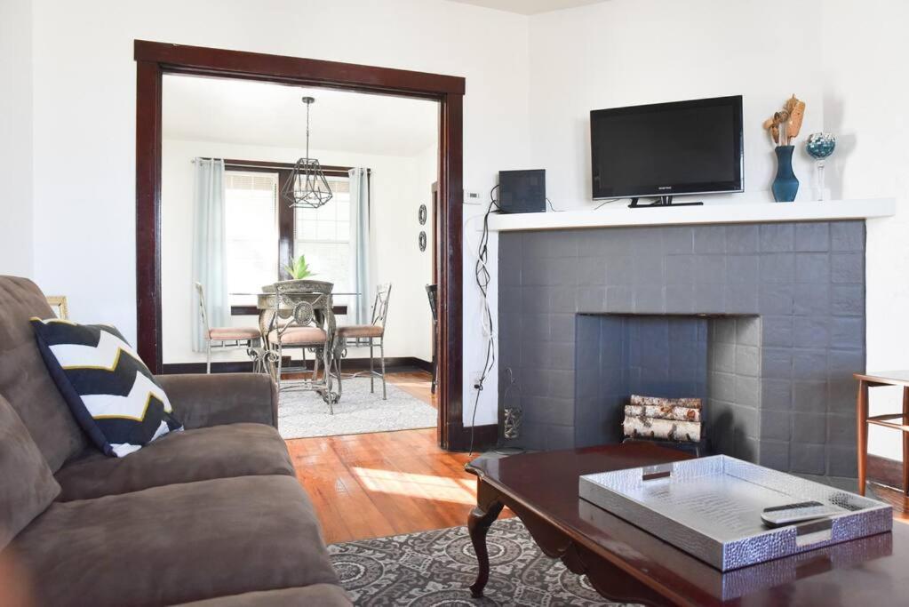 Beautiful 3 Bedroom Home Cozy Front And Back Porch Munhall Exterior foto