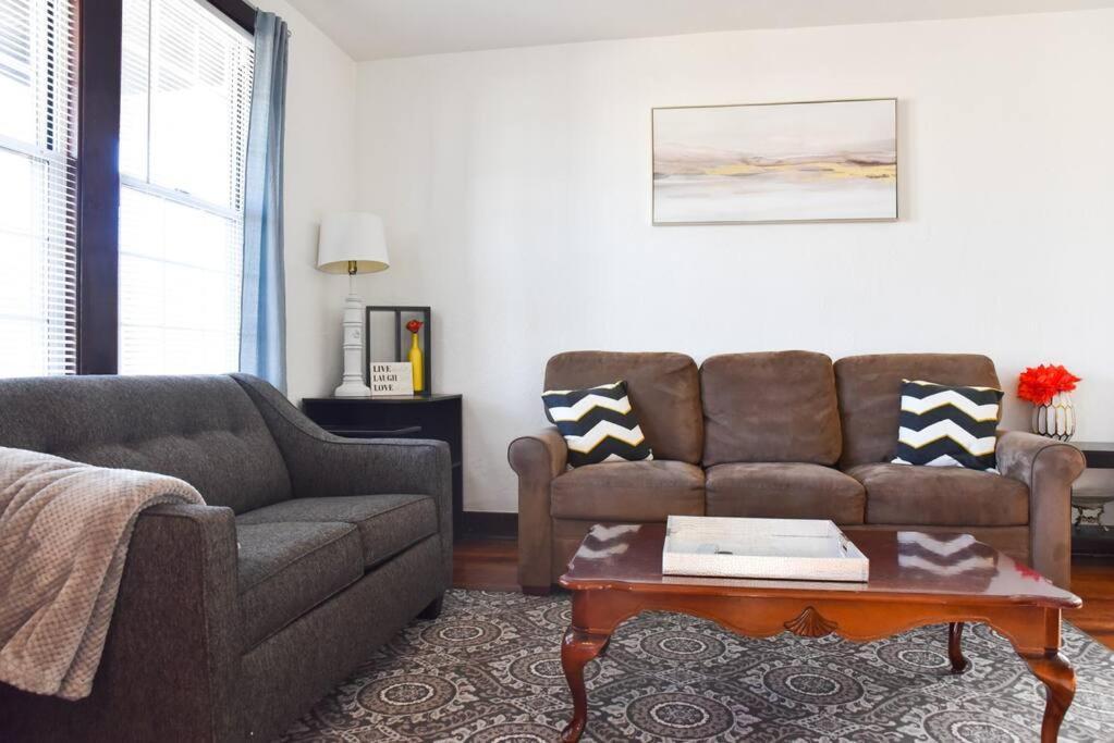 Beautiful 3 Bedroom Home Cozy Front And Back Porch Munhall Exterior foto